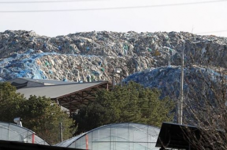 폐기물 7만4천t 거대한 쓰레기산…"악취·먼지에 못 살겠다"