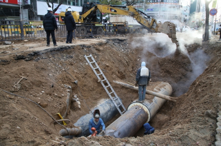 2 workers die after being buried by soil in drainage pipe construction