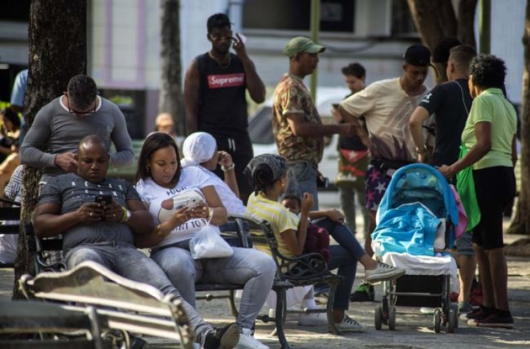 Internet access via mobile phones starts for all Cubans