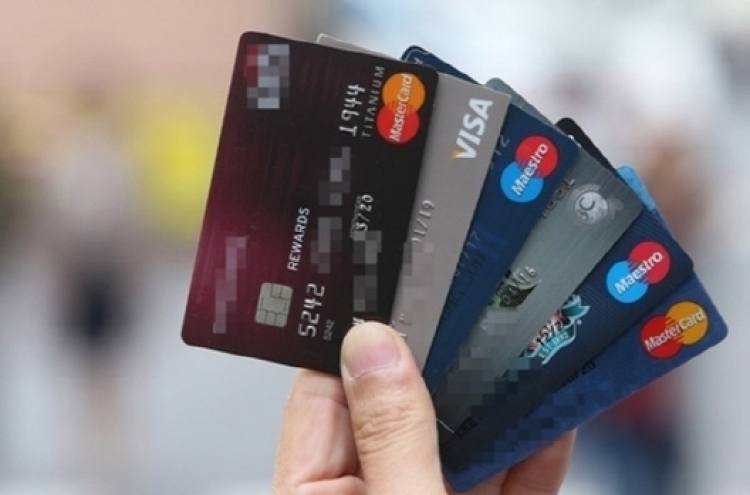 Fee cut to cost credit card firms about W700b per year in lost revenue