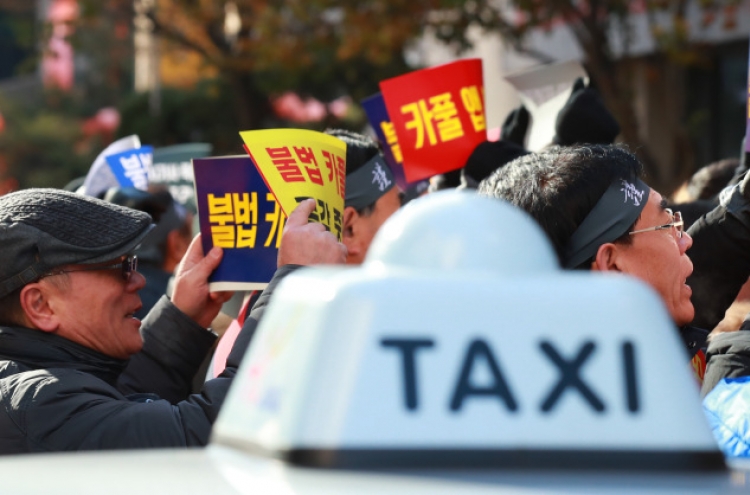 Govt., ruling party push for implementation of salary system for company taxi drivers