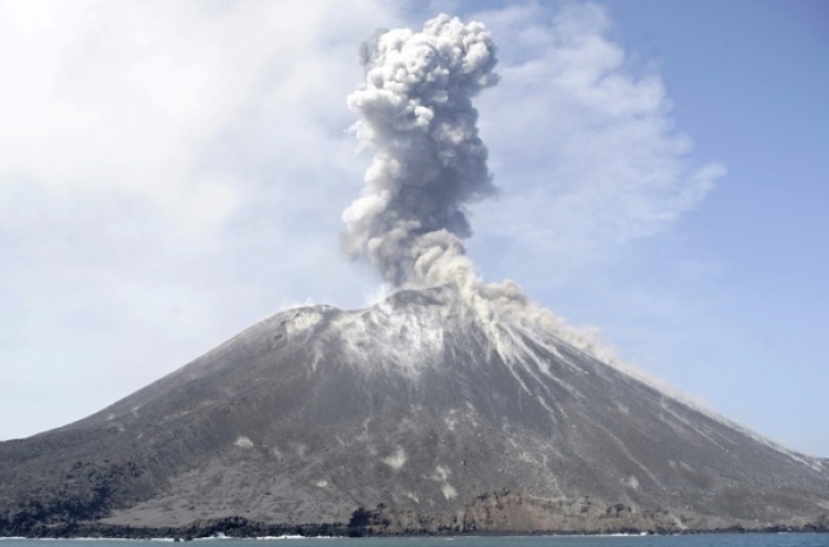 'Volcano' tsunami kills at least 168 in Indonesia
