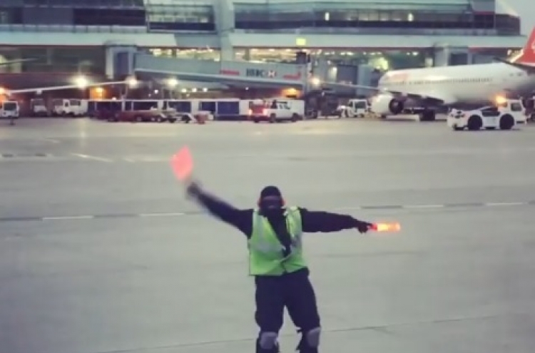 (영상) 공항요원의 ‘핵인싸’ 춤