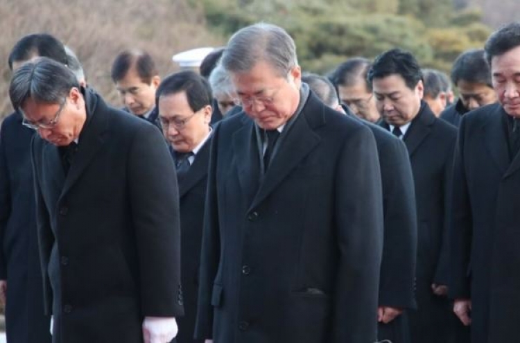 President Moon visits National Cemetery to start new year