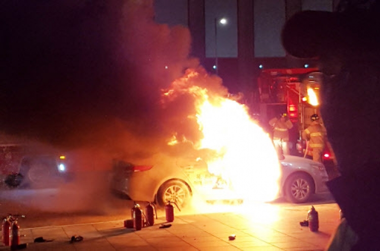 Cabbie in apparent self-immolation protest dies