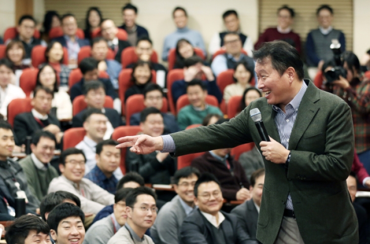 [Photo News] SK chief Chey holds talks with employees