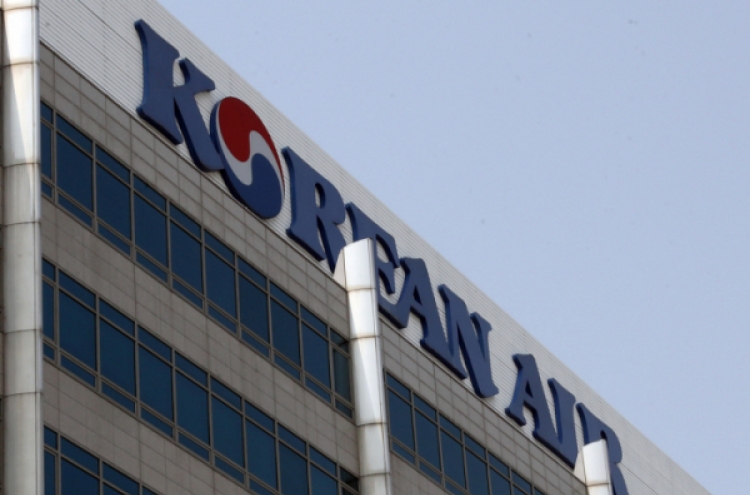 FTC sends investigators to Korean Air, Asiana headquarters for mileage policy probe