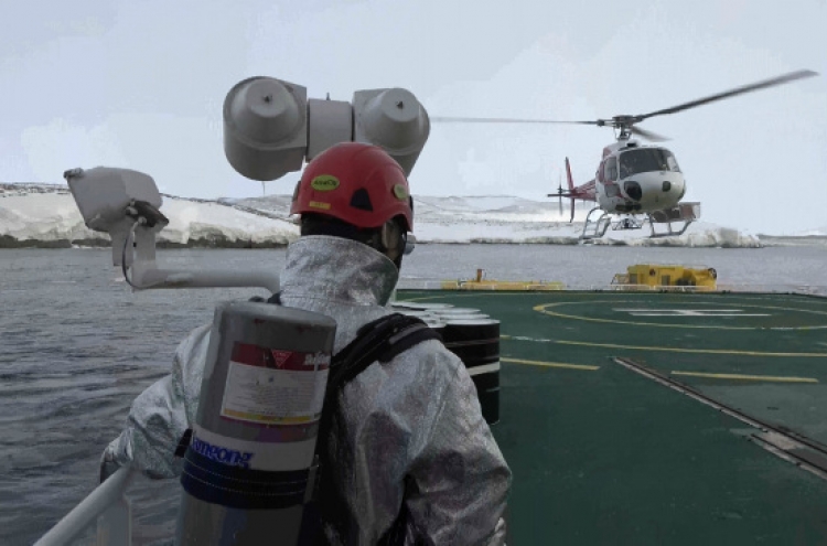 Crew of Korean icebreaker help isolated Chinese researchers