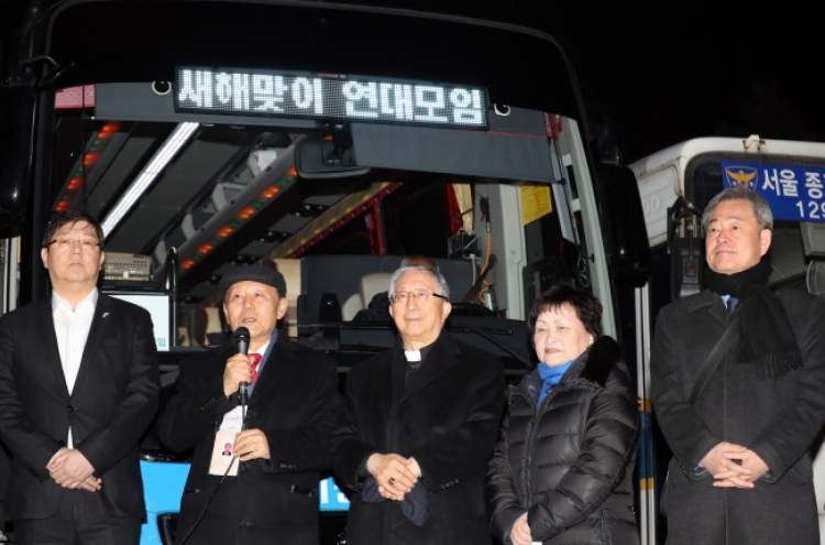 Religious leaders, civic group officials visit N. Korea for new year event