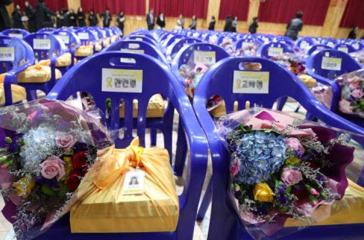 [Newsmaker] Grief-filled graduation ceremony held for Sewol victims