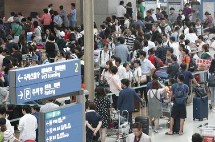 Koreans traveling more but spending less