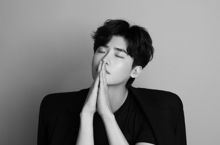 Actor Lee Jong-suk to enlist in Army next month