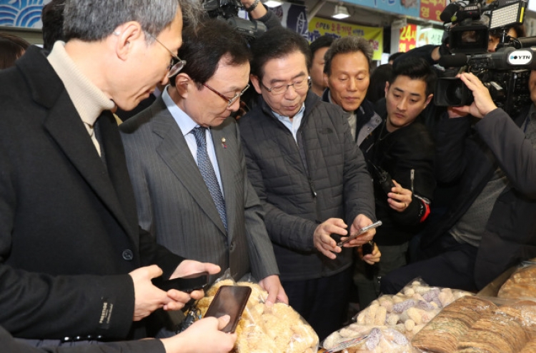 [Photo News] Seoul Mayor tests out Zero Pay mobile pay system