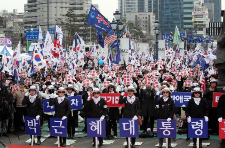 [From the Scene] Radical conservatives call for Park’s release, condemn Moon