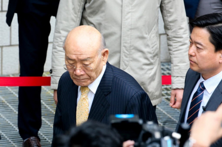 Ex-President Chun denies Gwangju libel charges at court