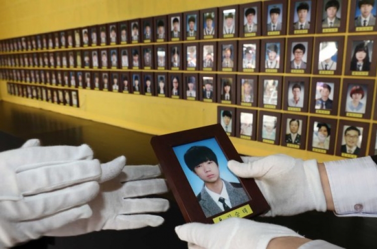 Memorial portraits of hundreds of ferry victims moved from protest site in central Seoul