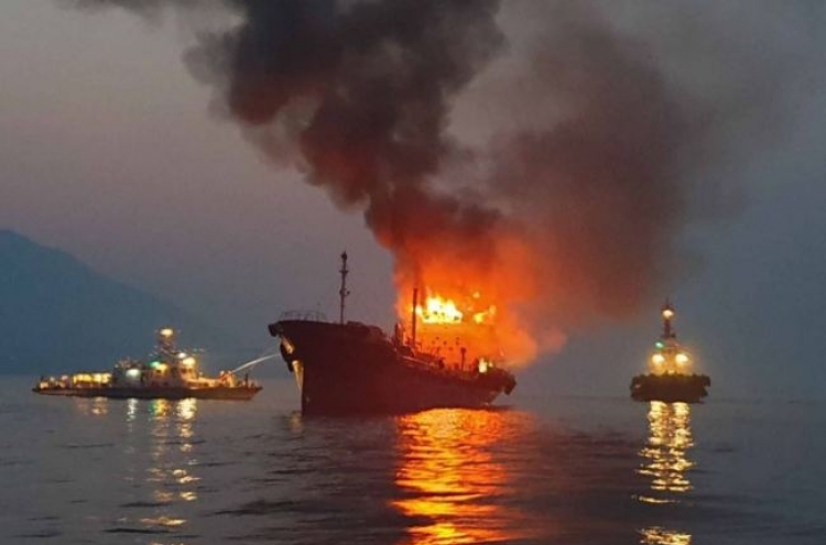 여수 오동도 해상서 석유제품운반선 화재…4명 구조