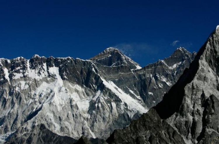 에베레스트 온난화로 녹자…등반가 시신 곳곳에서 노출