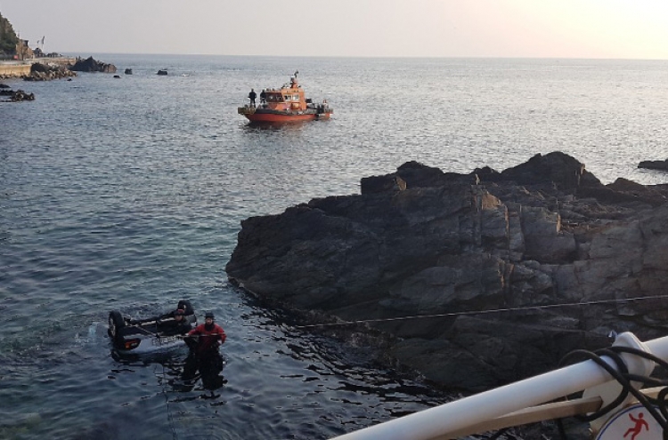 Five dead after car falls into sea on east coast