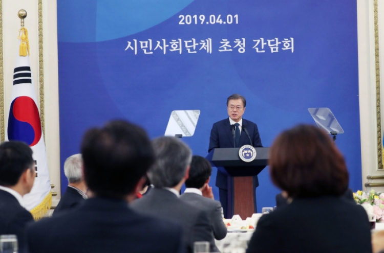 Moon reaffirms cooperation with civic groups to reform society