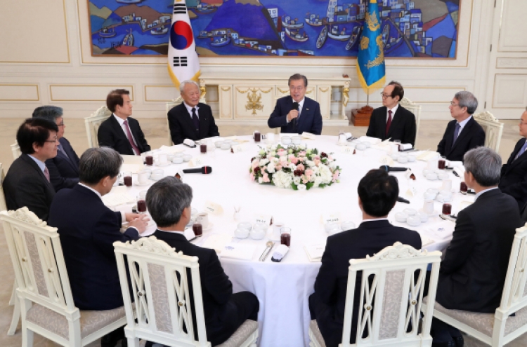 Moon meets former economic officials over ways to boost economy
