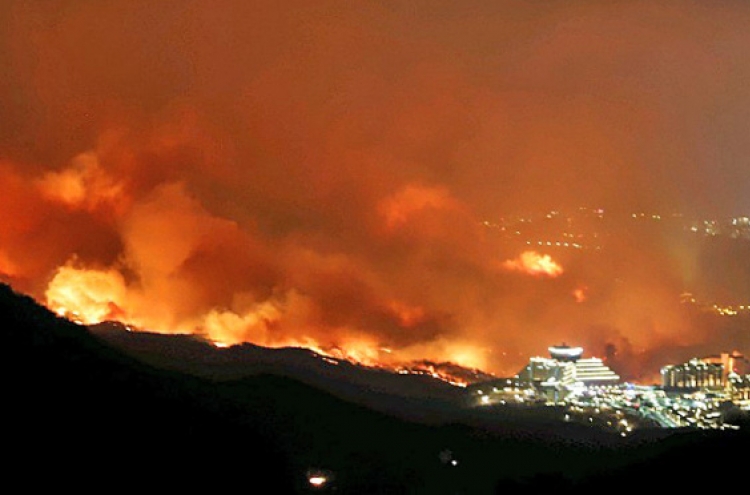 [Breaking] Firefighters  battle Gangwon mountain fires