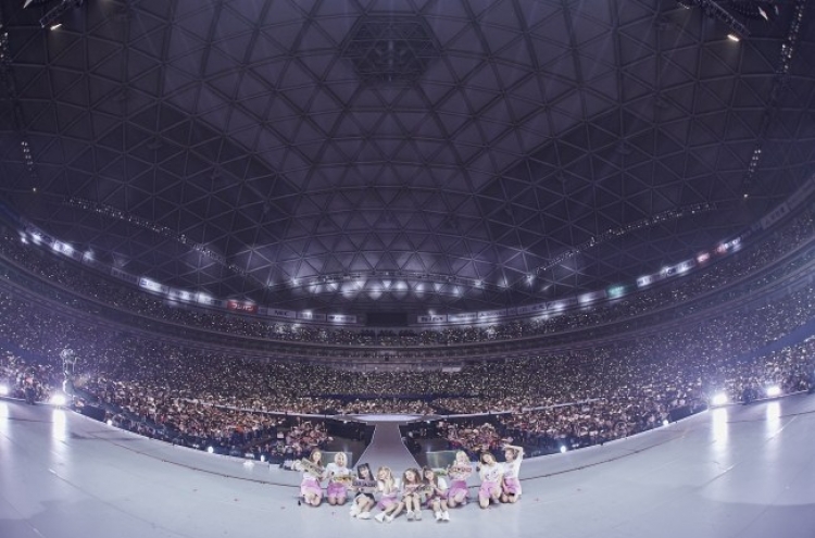 Twice wraps up dome tour in Japan, amassing 220,000 fans