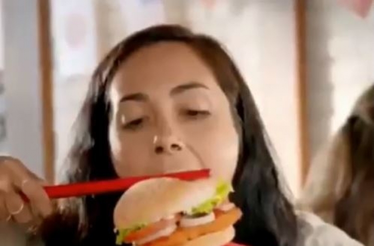 '젓가락으로 햄버거 먹기' 버거킹 광고, 인종차별 논란