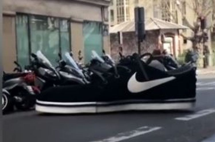 (영상) 파리에 거대 나이키 신발... ‘시선 강탈’
