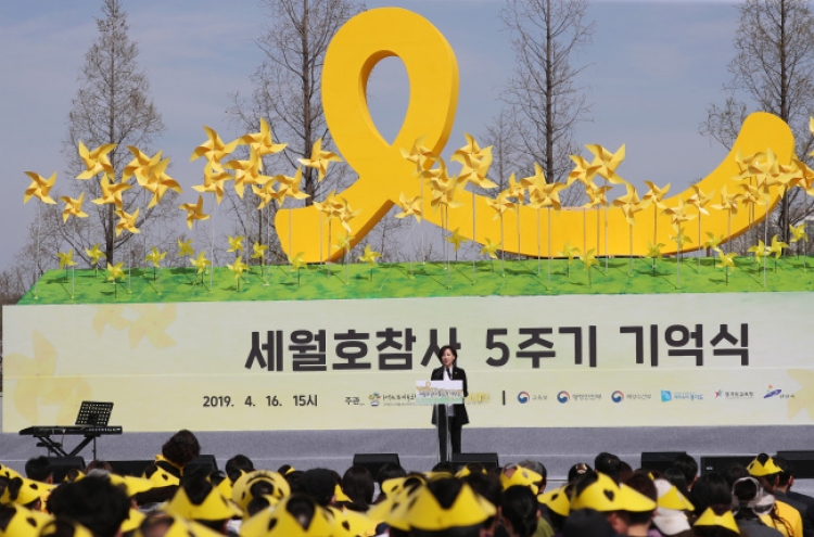 S. Koreans mark 5th anniv. of Sewol ferry sinking with memorial ceremonies, events