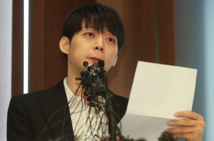 [Newsmaker] Police raid K-pop singer Park Yoo-chun’s house in drug probe