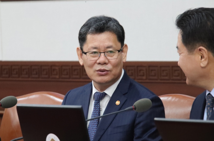 Unification minister says N. Korea will respond to Moon's summit offer