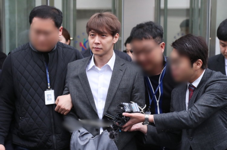 Police question arrested singer-actor Park over alleged drug use