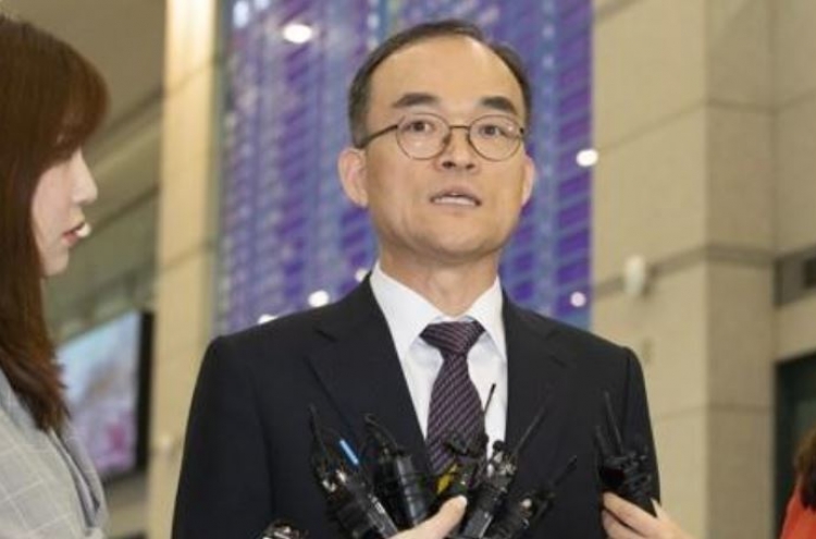 Top prosecutor cuts short overseas trip amid stir over reform bills