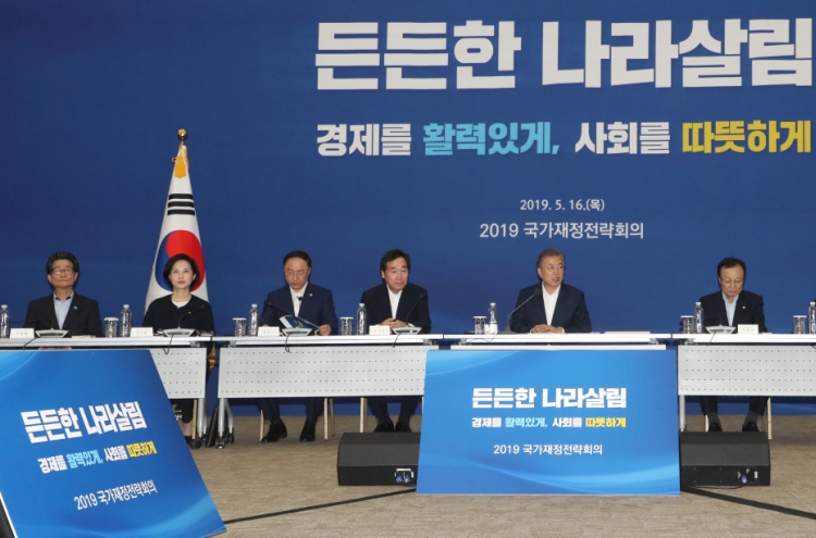 Moon urges more active fiscal policy for growth, welfare