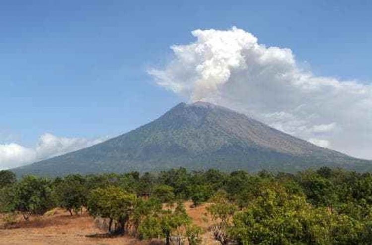Volcano on Indonesia's Bali erupts, flights canceled