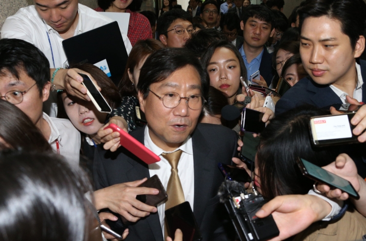 [Newsmaker] Controversy brews over meeting of NIS chief, Moon's confidant