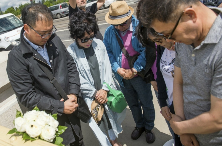 Families of Budapest boat tragedy victims visit scene