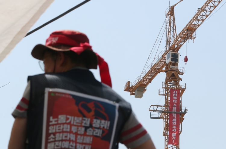 [Newsmaker] Tower crane workers stage all-out strike, halt construction nationwide
