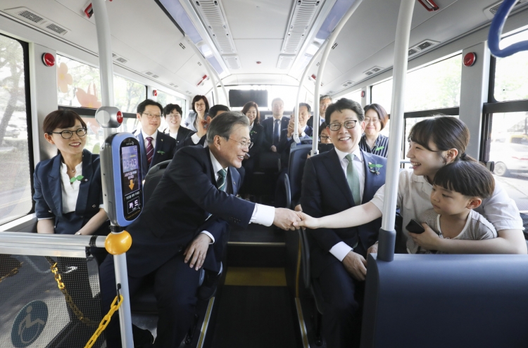 Moon joins test drive of Korea’s first hydrogen-powered city bus