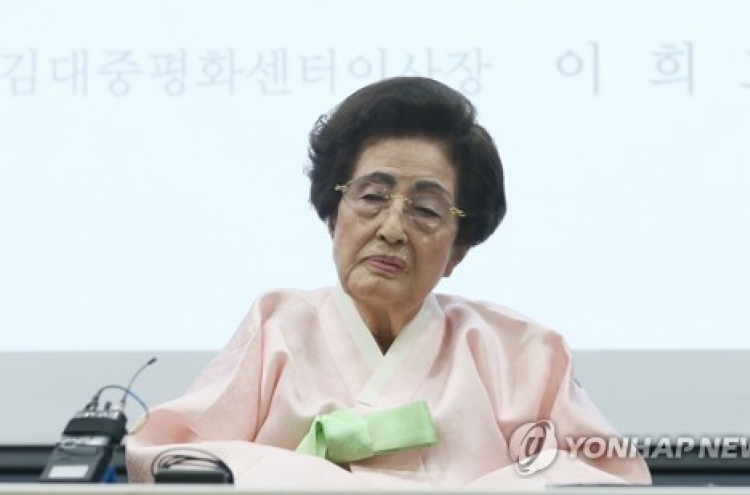 Former first lady Lee Hee-ho in critical condition