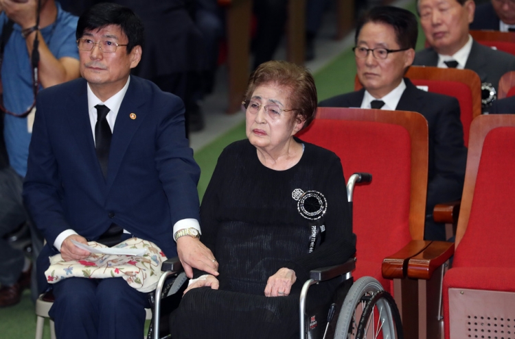 Prime minister visits ex-first lady Lee at hospital