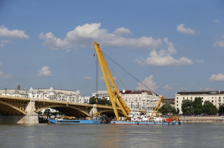 Hungary to lift sunken tour boat