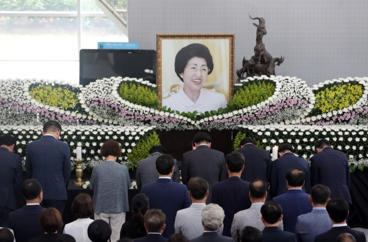 Partisanship pauses for Lee Hee-ho’s funeral