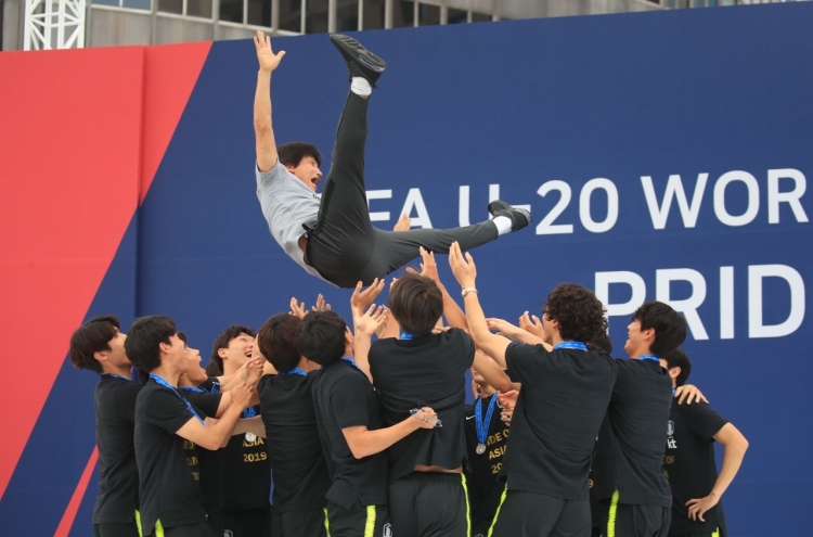 Runner-up S. Korea feted before fans in Seoul