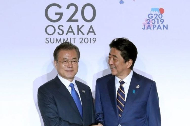 Moon greeted by Abe in G-20 opening ceremony