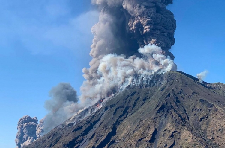 伊 스트롬볼리섬 화산분화로 관광객 사망…"하늘에서 불 쏟아져"