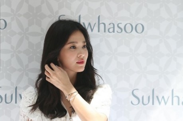 Song Hye-kyo makes first appearance after divorce announcement