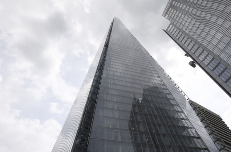 런던서 한 등반가 72층 빌딩 맨손으로 오르다 경찰에 붙잡혀