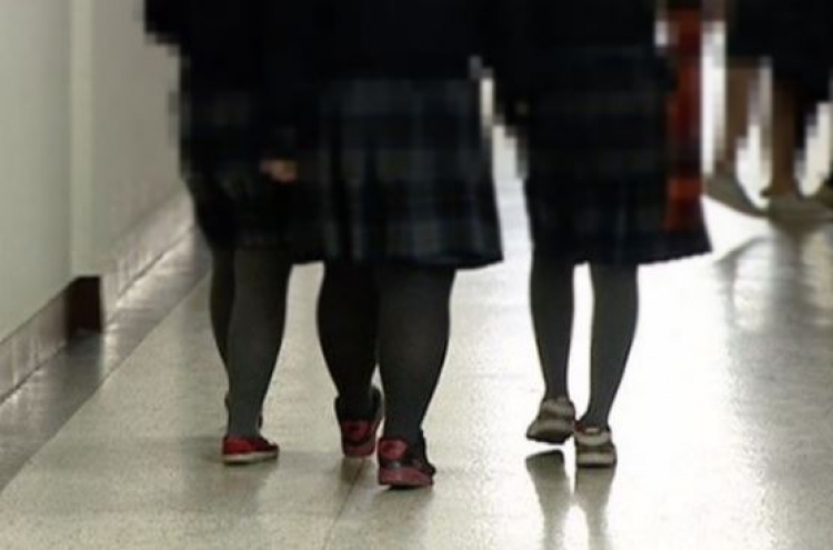 여학생들 모아놓고 치마 길이 점검한 중학교에 인권교육 검토